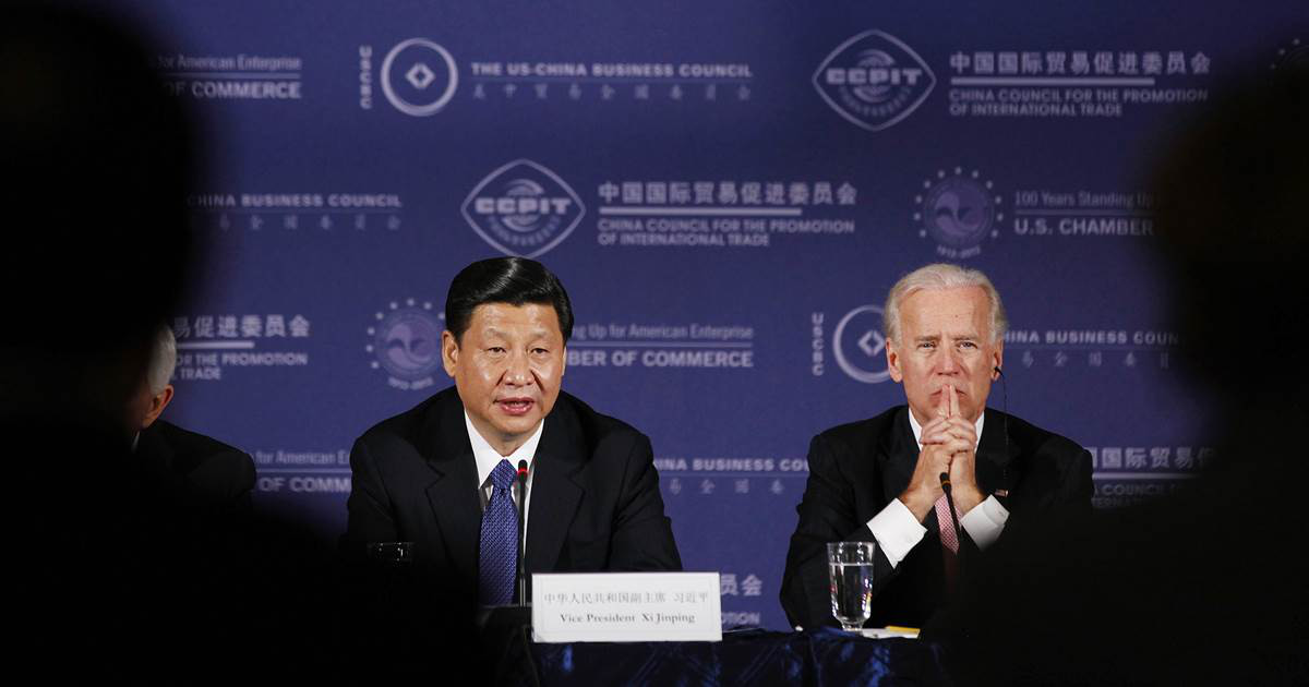 Chủ tịch Trung Quốc Tập Cận Bình và Phó tổng thống Joe Biden trong một sự kiện bàn tròn kinh doanh tại Phòng Thương mại Mỹ ở Washington ngày 14/2/2012 - Ảnh: Reuters.