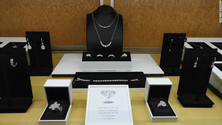Trang sức kim cương mang thương hiệu Forevermark của De Beers - Ảnh: CNN.
