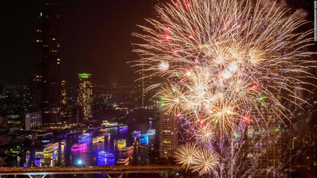 Đang trải qua đợt bùng phát dịch bệnh mới, Bangkok, Thái Lan vẫn tổ chức bắn pháo hoa đón năm mới trên sông Chao Phraya nhưng người dân được yêu cầu theo dõi qua truyền hình và không tập trung đông người - Ảnh: Reuters