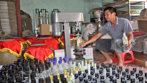 Tổ chức, cá nhân sản xuất rượu thủ công để bán cho doanh nghiệp có Giấy 
phép sản xuất rượu công nghiệp để chế biến lại phải đăng ký với UBND cấp
 xã và phải có hồ hơ xin cấp phép.<br>