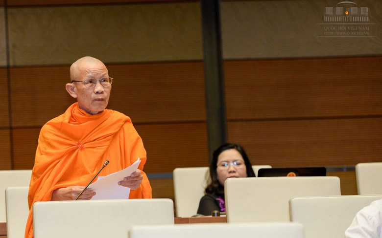 Tín ngưỡng, tôn giáo là dự thảo luật đã từng được thảo luận từ Quốc hội khoá 13 và còn rất nhiều vấn đề có ý kiến khác nhau. Trong ảnh: Đại biểu -  Hòa thượng Thạch Huôn phát biểu ý kiến về dự án Luật Tín ngưỡng, tôn giáo.