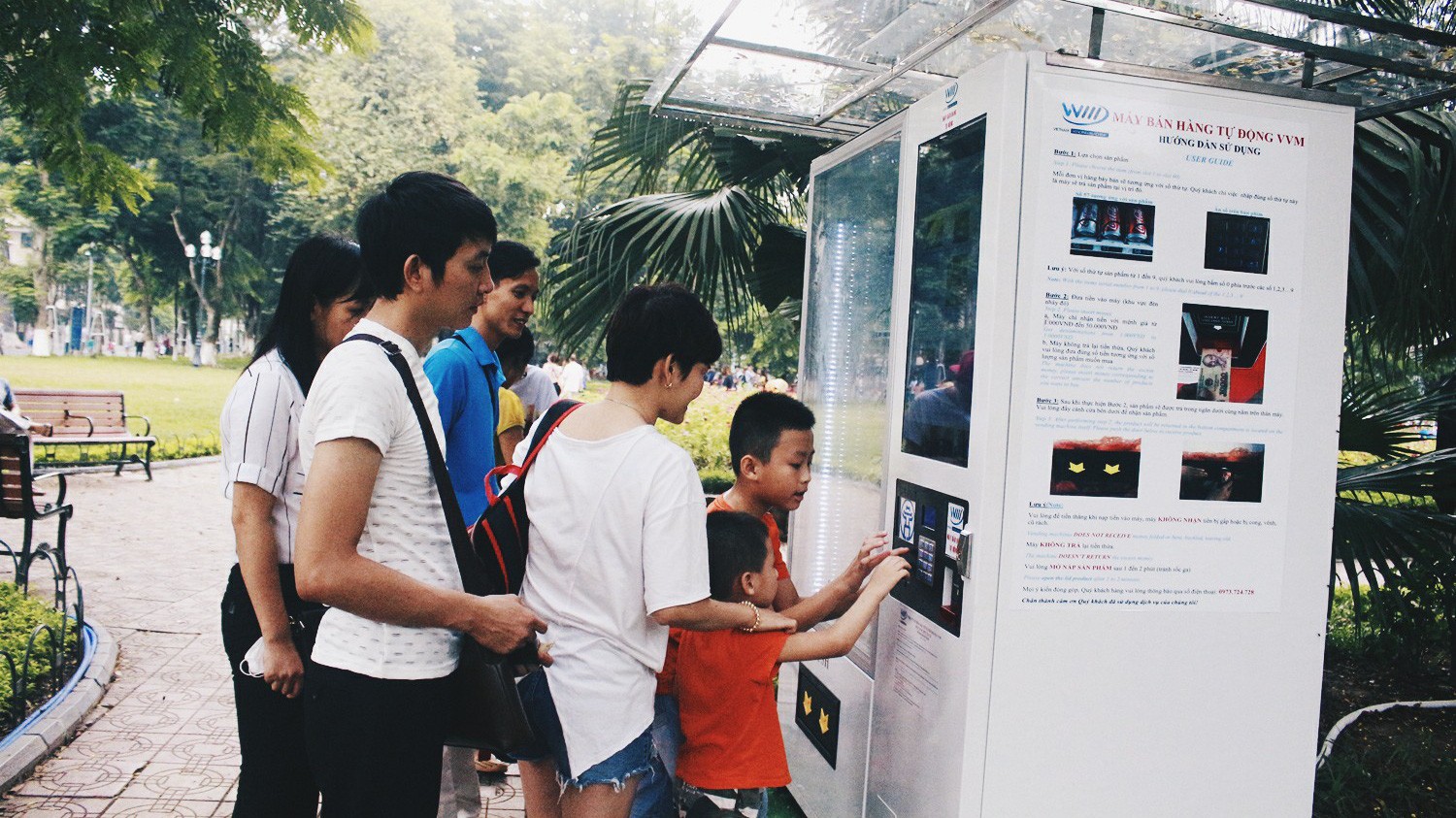 Thành phố Hà Nội đã lắp đặt và đưa vào sử dụng một số máy bán hàng tự động quanh hồ Gươm vào năm ngoái.