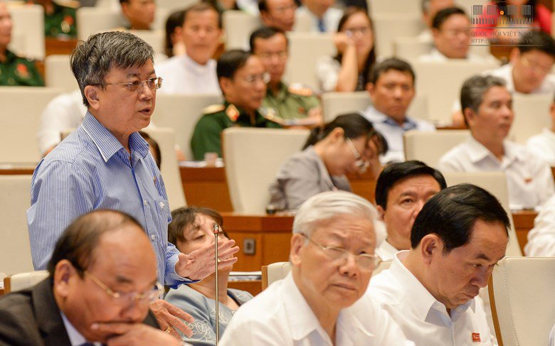 Đại biểu Quốc hội Trương Trọng Nghĩa phát biểu tại hội trường.