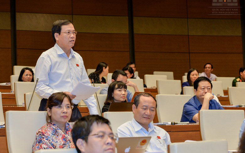 Phiên thảo luận về dự án Luật Về hội tại hội trường.