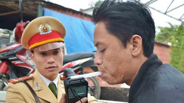 Đề xuất tăng nặng hình phạt hành chính và tước giấy phép lái xe đối với người điều khiển xe ôtô, xe máy trên đường mà trong máu hoặc hơi thở có nồng độ cồn vượt quá quy định.