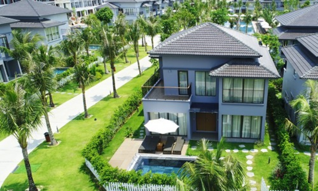 Các căn biệt thự tại Novotel Villas gồm 3-5 phòng ngủ, có cửa sổ và ban công rộng.
