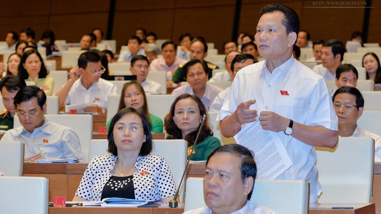 Đại biểu Bùi Sỹ Lợi tranh luận tại nghị trường 