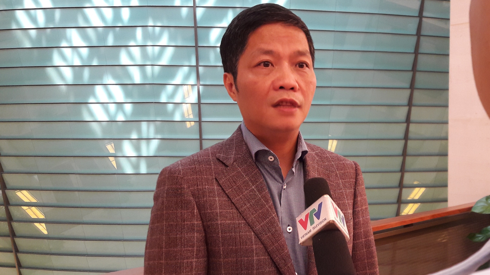 Bộ trưởng Trần Tuấn Anh trao đổi với báo chí bên hành lang Quốc hội 