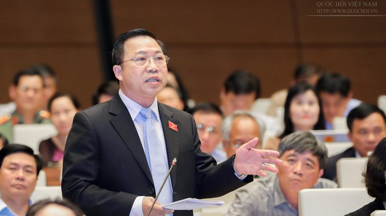 Đại  biểu Lưu Bình Nhưỡng dùng quyền tranh luận để đăng đàn.