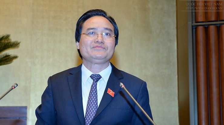 Bộ trưởng Bộ Giáo dục và đào tạo Phùng Xuân Nhạ trình bày tờ trình tại Quốc hội.