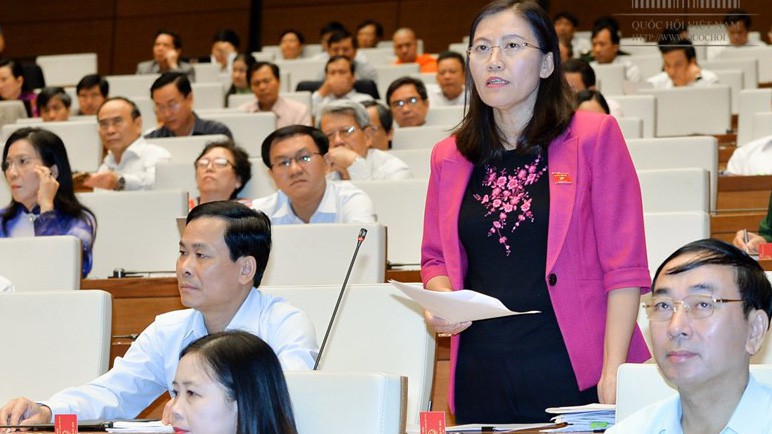 Chủ nhiệm Uỷ ban Tư pháp Lê Thị Nga - thành viên Uỷ ban Thường vụ Quốc hội hiếm hoi chất vấn trực tiếp tại nghị trường.