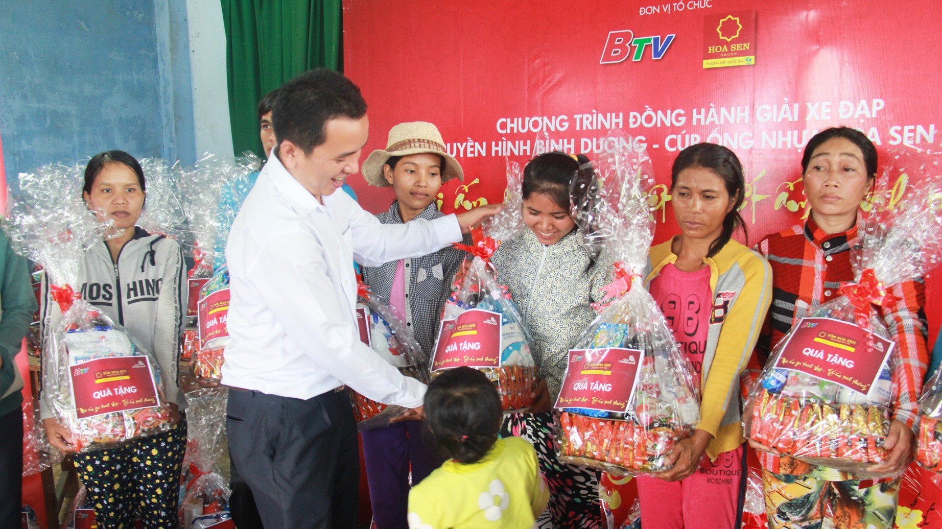 Thông qua chương trình đồng hành "Mái ấm gia đình Việt - Tết ấm tình thương", Tập đoàn Hoa Sen mong muốn được san sẻ một phần khó khăn với bà con nhân dân vùng sâu vùng xa, góp phần đem đến một cái tết ấm áp và ý nghĩa hơn.