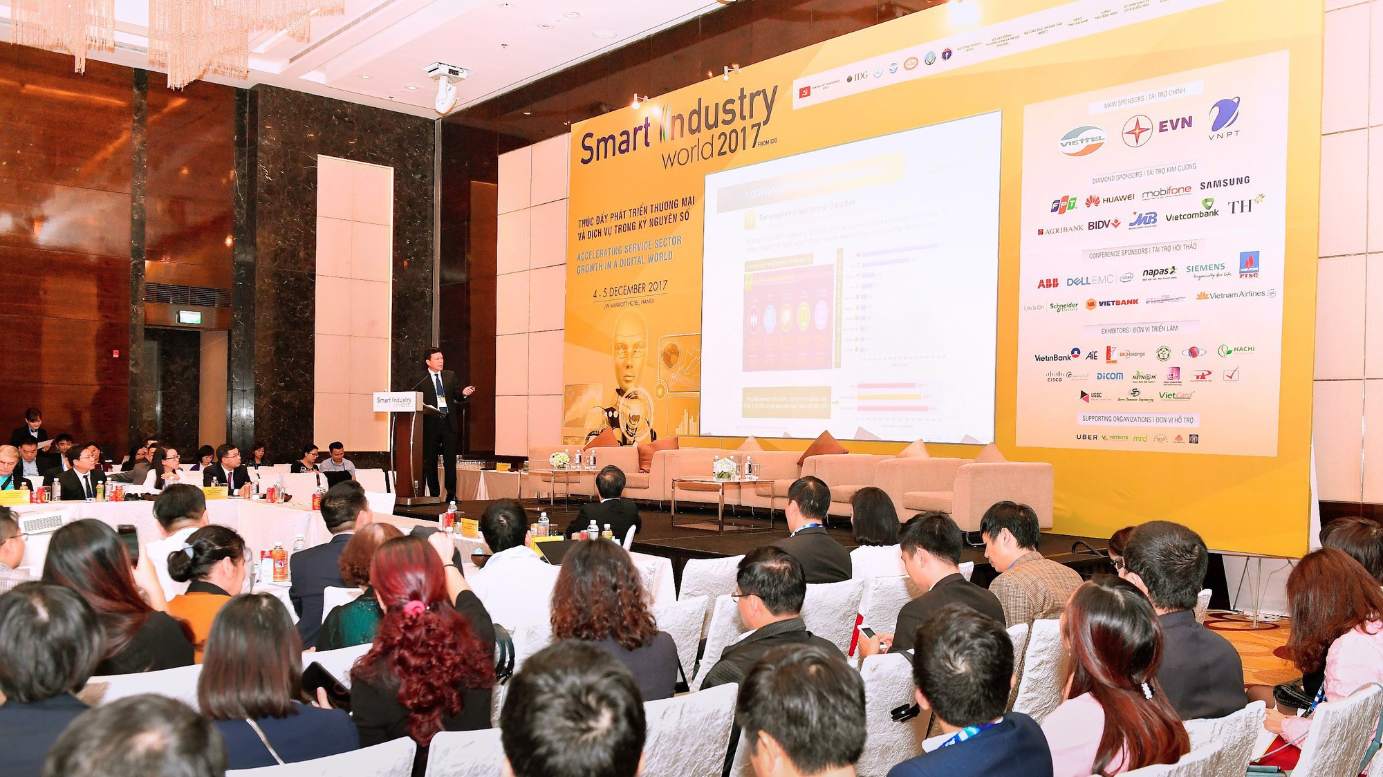 Ông Phạm Mạnh Thắng – Phó Tổng giám đốc Vietcombank trình bày tham luận: “Nâng cao sự hài lòng của khách hàng với các trải nghiệm số hóa trên thiết bị di động” trong khuôn khổ Hội thảo chuyên đề “Thúc đẩy phát triển thương mại và dịch vụ trong kỷ nguyên số”.