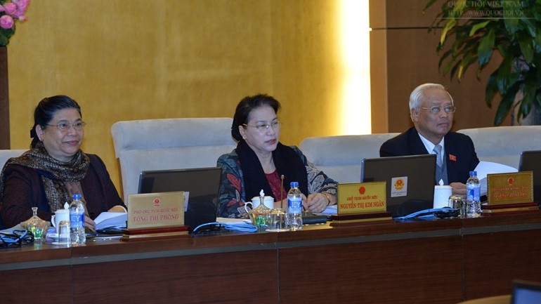 Chủ tịch Quốc hội Nguyễn Thị Kim Ngân (giữa) phát biểu tại phiên họp.