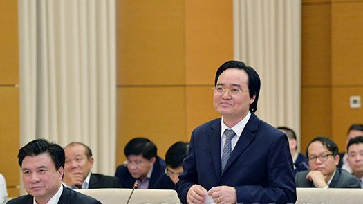 Bộ trưởng Bộ Giáo dục và đào tạo Phùng Xuân Nhạ trình dự án luật.
