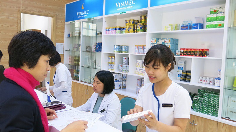 Tại một nhà thuốc của hệ thống Vinmec. Theo báo cáo của Công ty Cổ phần Nghiên cứu ngành và tư vấn Việt Nam (VIRAC), chỉ tính trong năm 2016, Việt Nam đã nhập khẩu khoảng 2,5 tỷ USD dược phẩm.