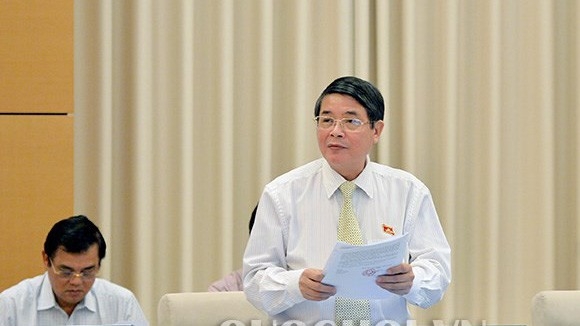 Chủ nhiệm Uỷ ban Tài chính - Ngân sách Nguyễn Đức Hải trình bày báo cáo thẩm tra.