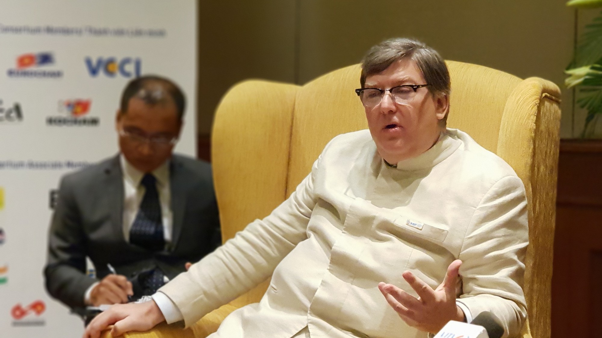 Ông Tomaso Andreatta, Phó chủ tịch Phòng Thương mại Châu Âu, Đồng Chủ tịch VBF trao đổi tại cuộc gặp báo chí chiều 3/7.