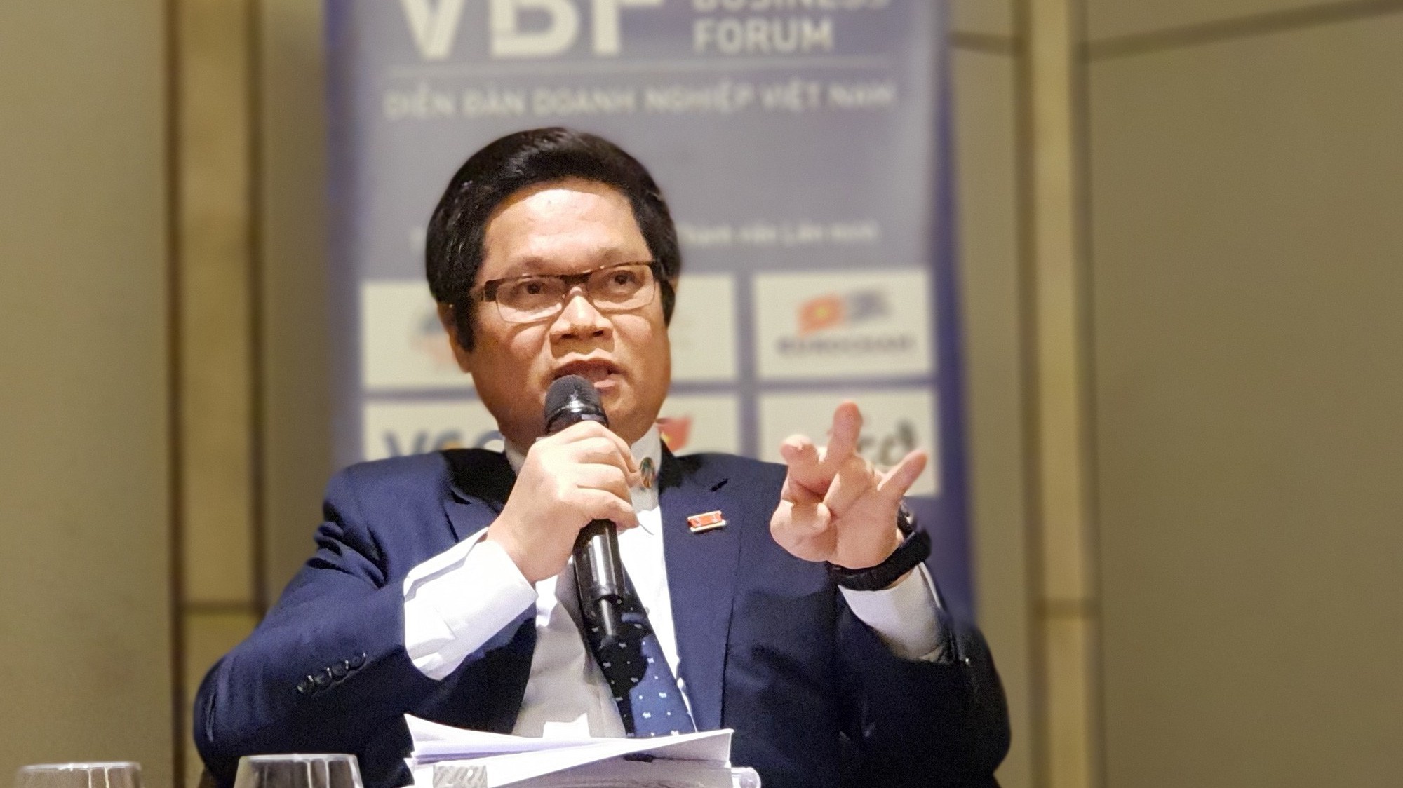 Chủ tịch VCCI Vũ Tiến Lộc trao đổi với báo chí trước thềm VBF 2018.