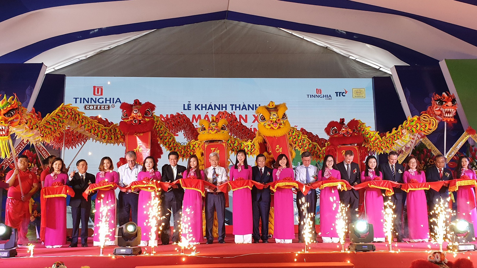 Cắt băng khánh thành Nhà máy sản xuất cà phê hòa tan Tín Nghĩa