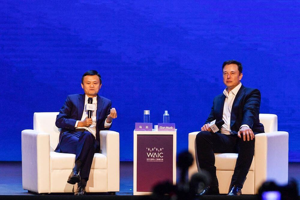 Elon Musk và Jack Ma cùng tham gia một sự kiện công nghệ tại Thượng Hải năm 2019 - Ảnh: AP