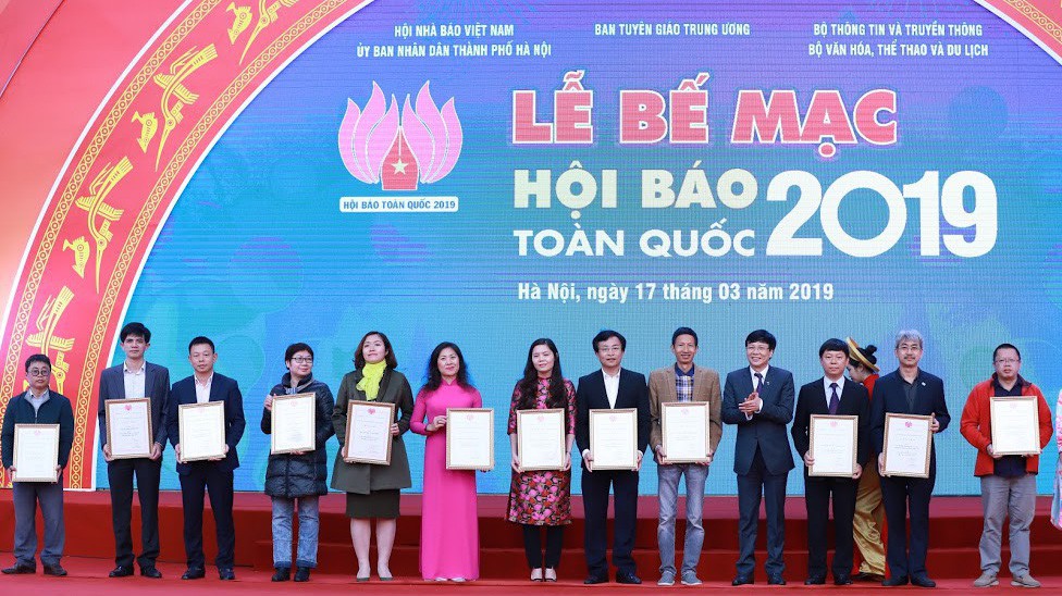 Thời báo Kinh tế Việt Nam vinh dự được trao hạng mục giải thưởng "Gian trưng bày ấn tượng, đặc sắc" - Ảnh: Quang Phúc.
