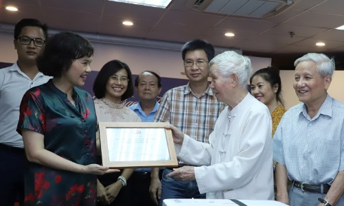 Giáo sư Đào Nguyên Cát hiến tặng kỷ vật cho Bảo tàng Báo chí Việt Nam