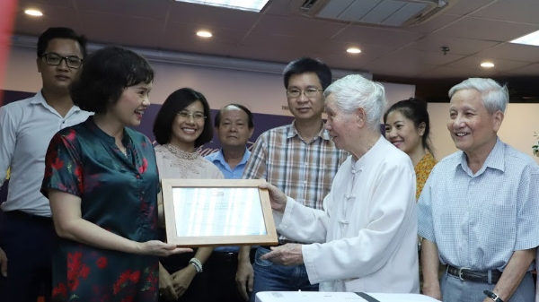 Giáo sư Đào Nguyên Cát hiến tặng kỷ vật cho Bảo tàng Báo chí Việt Nam