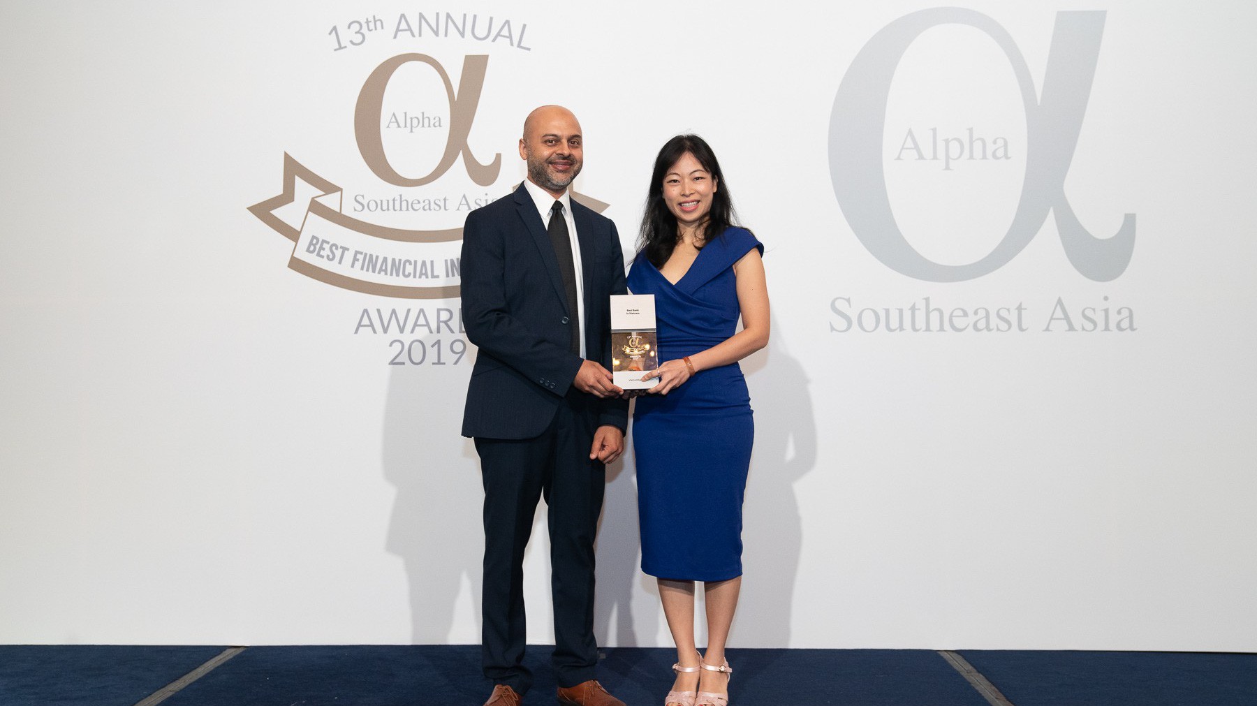 Đại diện Vietcombank, bà Vũ Thị Bích Thu - Trưởng Văn phòng đại diện tại Singapore nhận giải thưởng "Ngân hàng tốt nhất Việt Nam" của Tạp chí Alpha SEA.