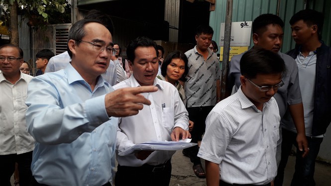 Bí thư Thành ủy Tp.HCM Nguyễn Thiện Nhân kiểm tra công trình vi phạm tại quận Thủ Đức chiều 22/10.