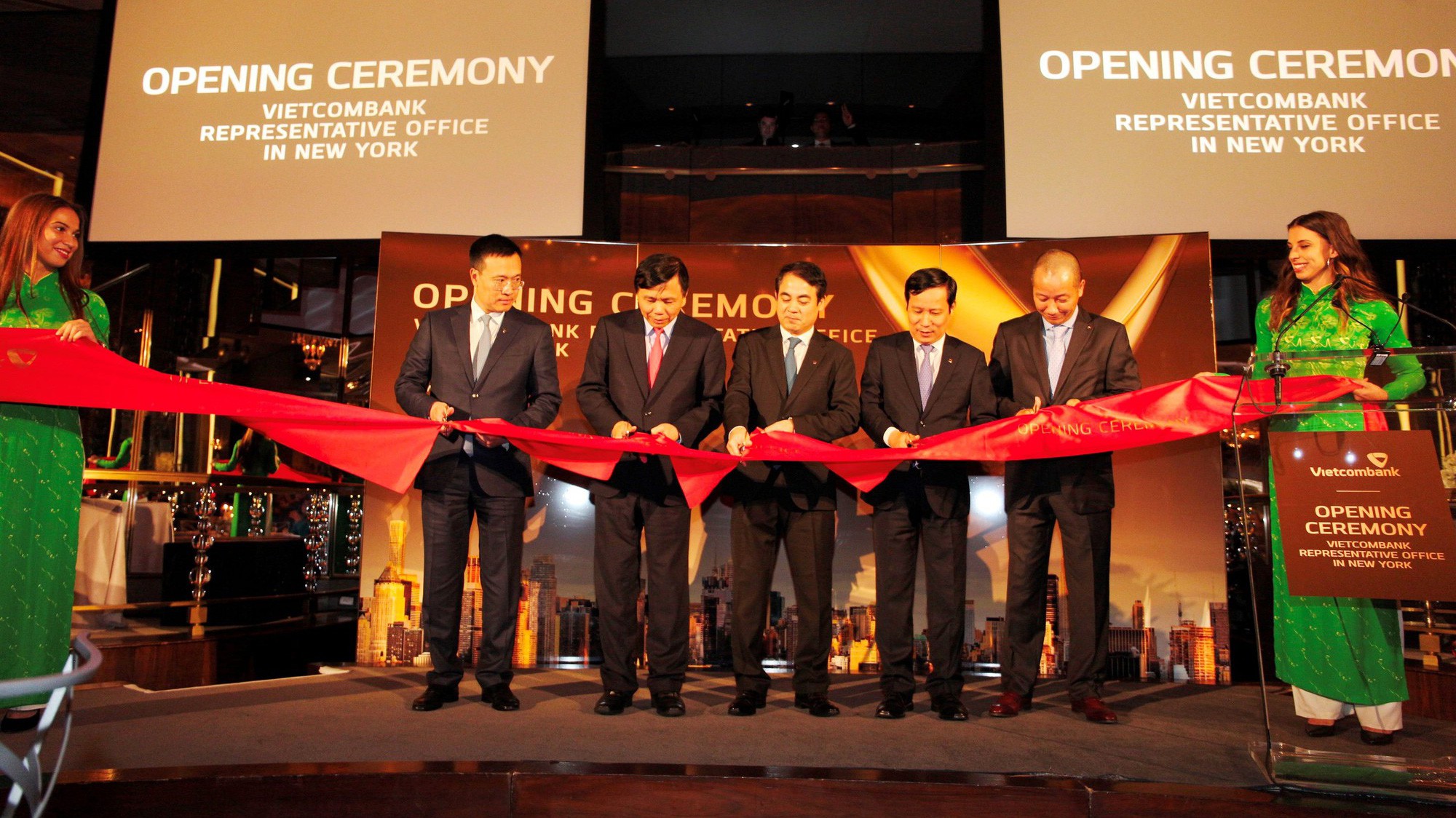 Các đại biểu cắt băng khai trương Văn phòng đại diện Vietcombank tại Mỹ.