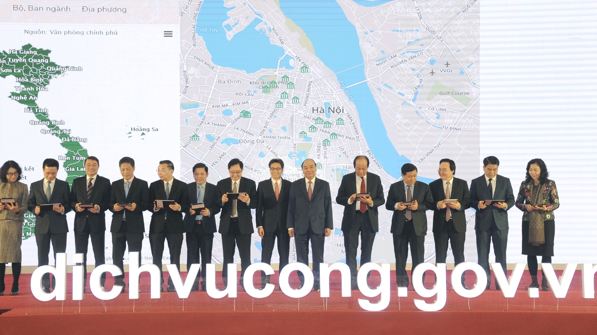 Thủ tướng Chính phủ Nguyễn Xuân Phúc cùng lãnh đạo Chính phủ, các Bộ Ngành, Ngân hàng Nhà nước Việt Nam thực hiện nghi thức ký cam kết điện tử tại Lễ khai trương Cổng dịch vụ công quốc gia.