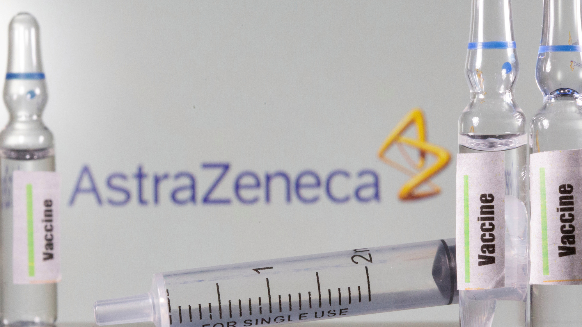 Vắc-xin do AstraZeneca và Đại học Oxford đồng phát triển có giá 3-4 USD/liều - Ảnh: Getty Images