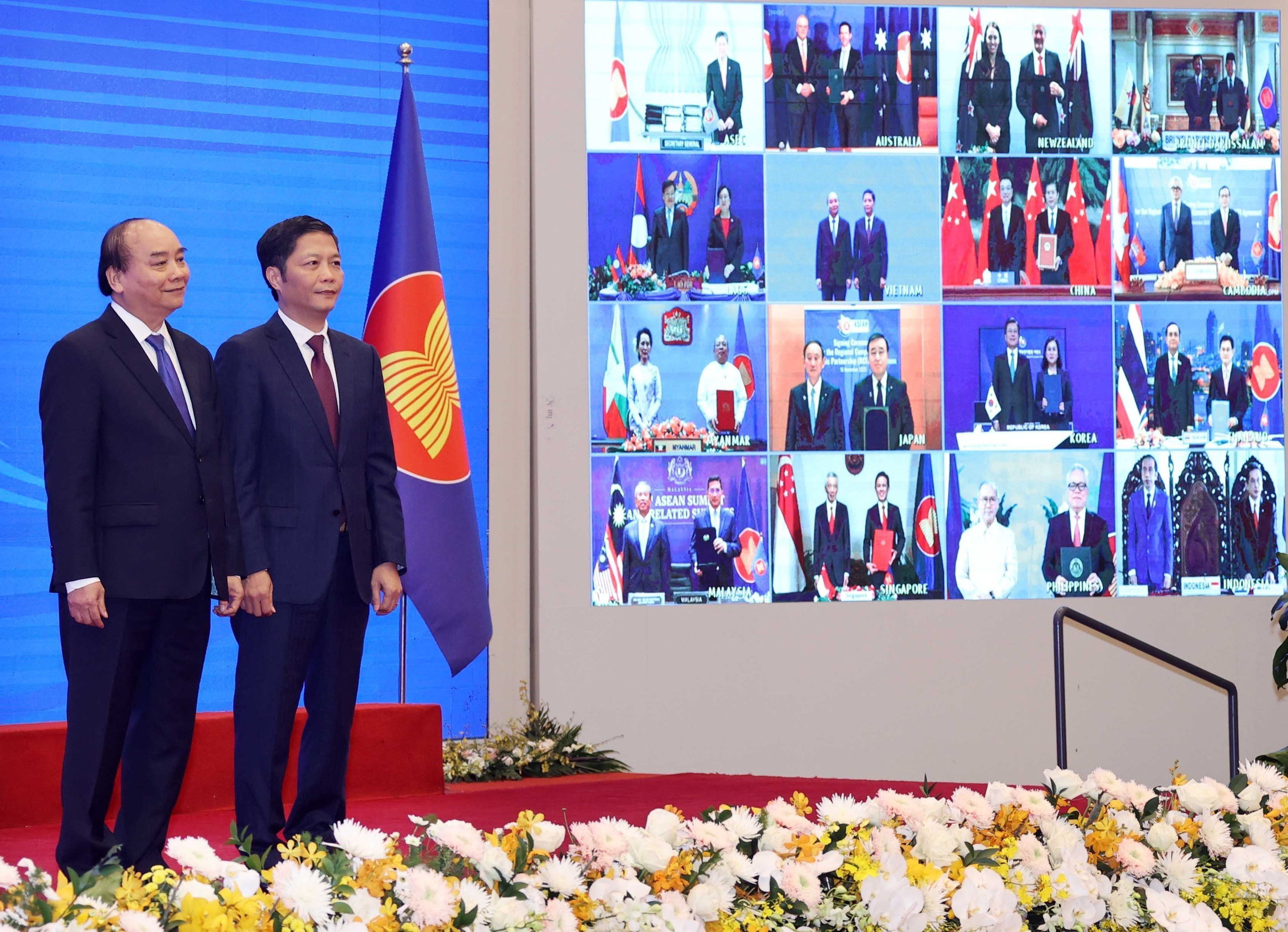 Thủ tướng Nguyễn Xuân Phúc và Bộ trưởng Bộ Công Thương Trần Tuấn Anh tại lễ ký kết RCEP ngày 15/11 được tổ chức trực tuyến tại Hà Nội - Ảnh: VNA