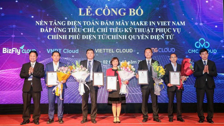 Bộ Thông tin và Truyền thông trao chứng nhận cho đại diện 5 doanh nghiệp có nền tảng đám mây Make in Vietnam đạt tiêu chuẩn.