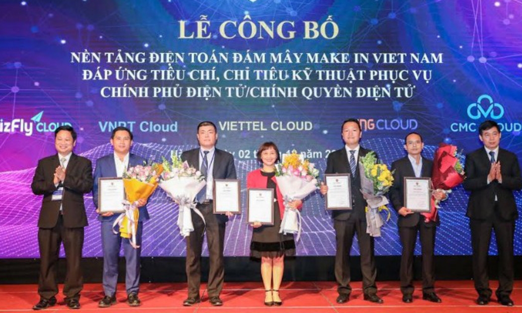 Bộ Thông tin và Truyền thông trao chứng nhận cho đại diện 5 doanh nghiệp có nền tảng đám mây Make in Vietnam đạt tiêu chuẩn.