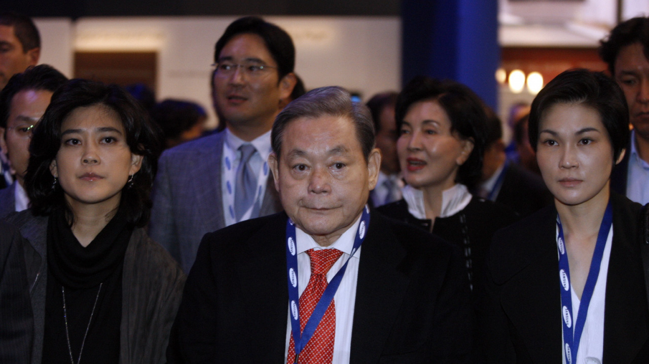 Ông Lee Kun Hee chụp ảnh cùng các con - Ảnh: Getty Images.