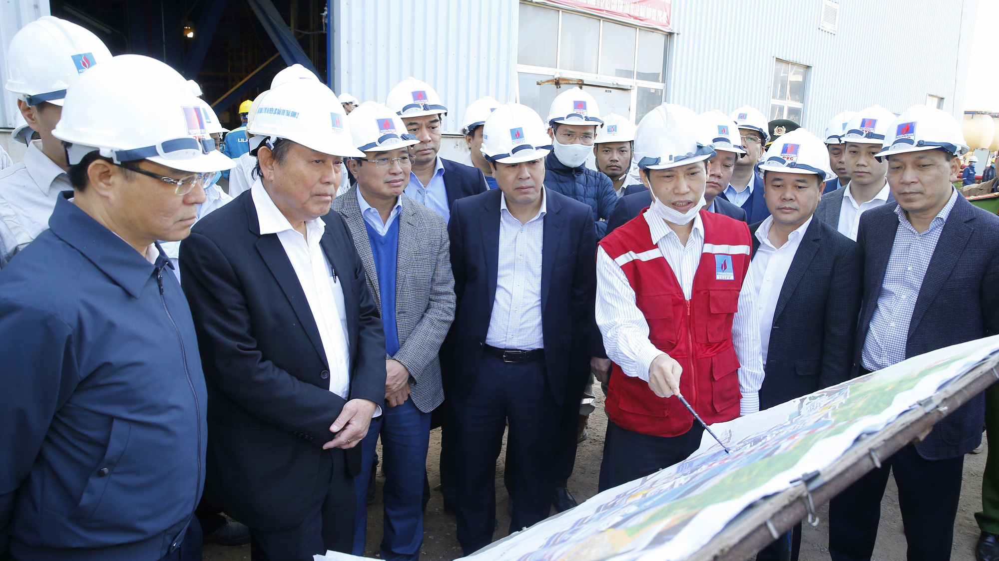 Phó thủ tướng cũng giao các bộ, ngành khẩn trương tổ chức rà soát lại các văn bản pháp lý liên quan đến dự án để có hướng xử lý nhằm sớm hoàn thành dự án, không để kéo dài, góp phần nhanh chóng đưa dự án đi vào hoạt động.