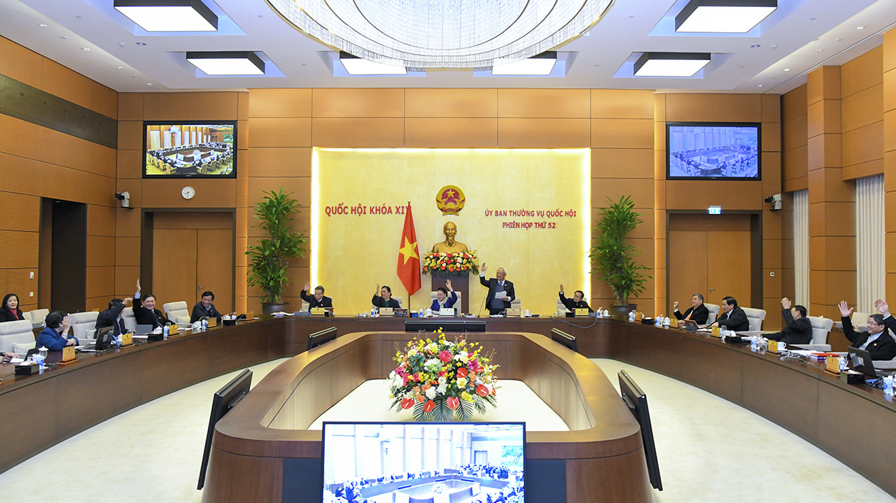 Ủy ban Thường vụ Quốc hội biểu quyết thông qua 2 Nghị quyết quy định chi tiết hướng dẫn công tác bầu cử với 100% thành viên Ủy ban Thường vụ Quốc hội tán thành - Ảnh: Quochoi.vn