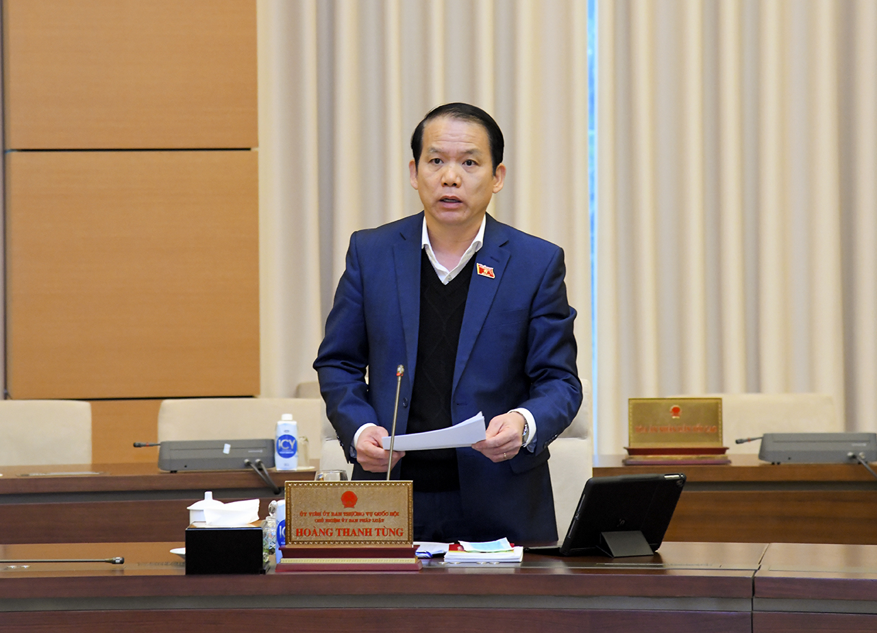 Chủ nhiệm Ủy ban Pháp luật Hoàng Thanh Tùng trình bày báo cáo tiếp thu, chỉnh lý các dự thảo Nghị quyết - Ảnh: Quochoi.vn