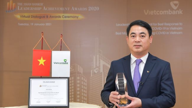 Chủ tịch Hội đồng Quản trị Vietcombank Nghiêm Xuân Thành nhận danh hiệu "Lãnh đạo xuất sắc trong việc ứng phó với đại dịch COVID-19 tại Việt Nam" do The Asian Banker trao tặng.