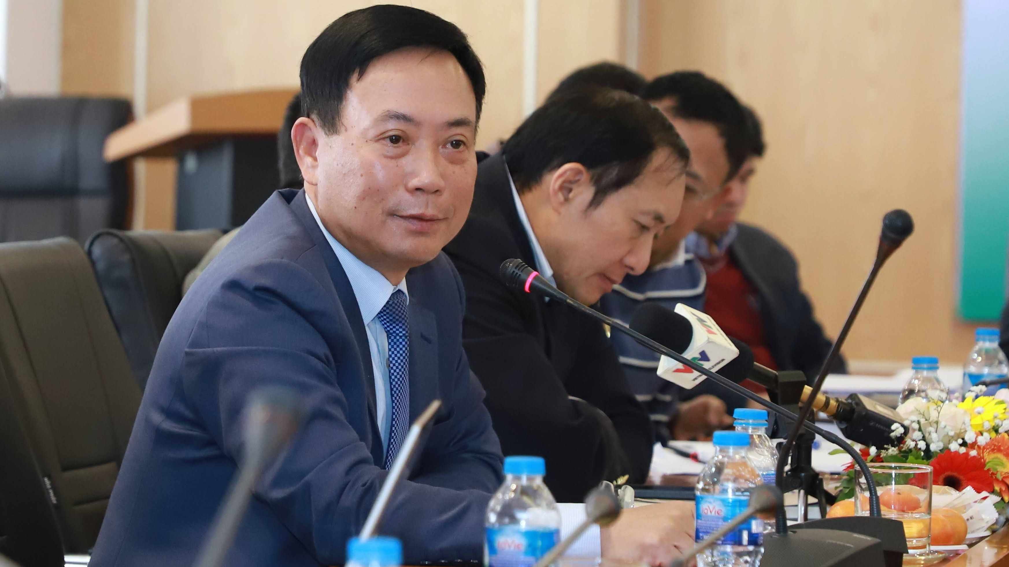 Ông Trần Văn Dũng, Chủ tịch Ủy ban chứng khoán Nhà nước cho biết không mong muốn áp dụng giải pháp hành chính, vì đây là giải pháp tối kỵ đối với kênh chứng khoán - nơi tính chất thị trường được vận hành cao nhất. 