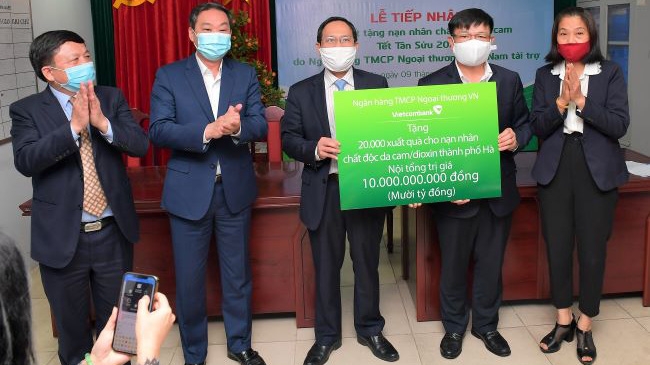 Ông Đào Minh Tuấn - Phó Tổng Giám đốc, Chủ tịch Công đoàn Vietcombank (thứ 2 từ phải sang) trao biển tượng trưng số tiền 10 tỷ đồng quà Tết cho 20.000 nạn nhân chất độc da cam/dioxin thành phố Hà Nội.