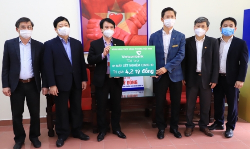 Vietcombank hỗ trợ tỉnh Hải Dương 1 máy xét nghiệm Covid-19