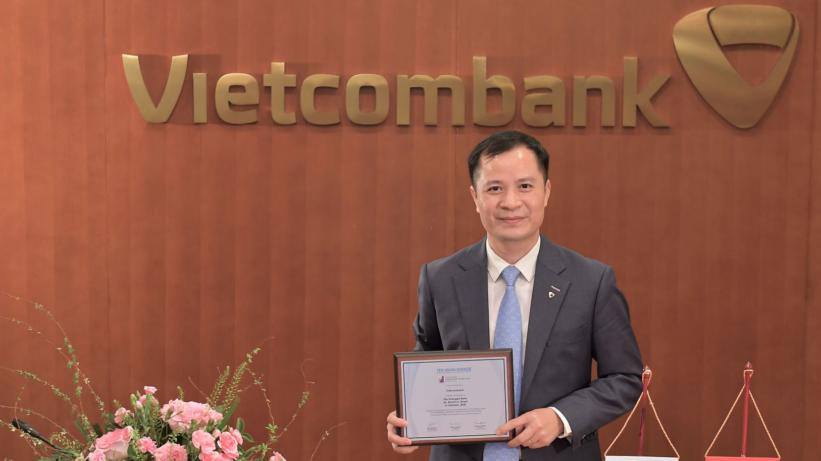Đại diện Vietcombank - ông Lê Hoàng Tùng - Kế toán trưởng nhận danh hiệu “Ngân hàng mạnh nhất dựa trên Bảng tổng kết tài sản”.