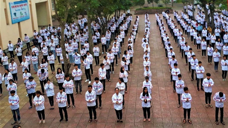 Bộ Giáo dục và đào tạo được yêu cầu tổ chức thực hiện có nền nếp hoạt động chào cờ, hát Quốc ca, hể dục giữa giờ...