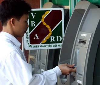 Sau 4 năm tham gia thị trường thẻ, Agribank đã phát hành được hơn 1,5 triệu thẻ, chiếm 17% thị phần thẻ trong tổng số gần 40 ngân hàng tham gia hoạt động thẻ tại Việt Nam.