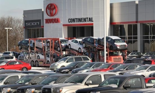 Toyota bị các hãng xe dùng tiền “câu” khách