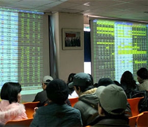 Tâm lý nhà đầu tư vẫn hoang mang trước những thông tin không mấy tốt lành.