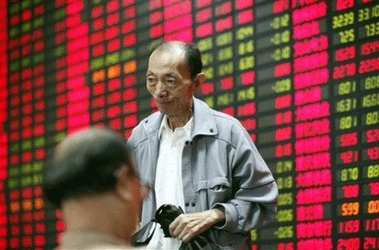 Thị trường Trung Quốc đại lục tiếp tục trượt dốc mạnh phiên thứ hai sau khi xuất hiện tin đồn các ngân hàng ở nước này sắp phải tăng tỷ lệ an toàn vốn tối thiểu (CAR) - Ảnh: AP/Daylife.